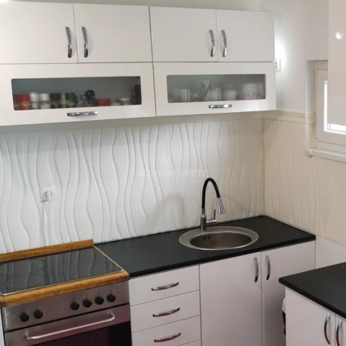 3D tapete - Soft roll talasi u beloj boji postavljene u modernoj kuhinji na zid između radne povrišine i visećih elemenata.