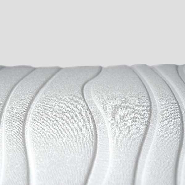 3D tapete - Soft roll talasi u beloj boji. Prikaz slike iz profila gde se vidi zumiran trodimenzionalni efekat valovitog paterna na panelu.