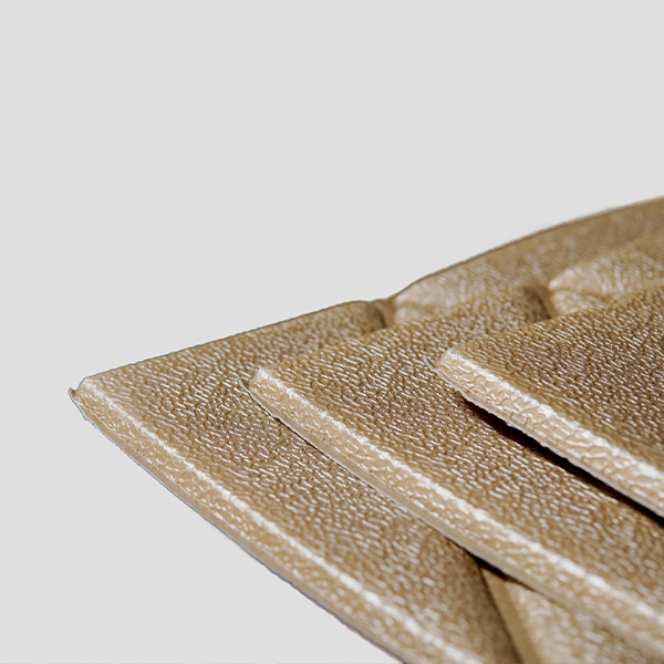 3D tapete - Lux bronza zumiran prikaz panela iz profila koji daje uvid u debljinu table od 0.7cm.