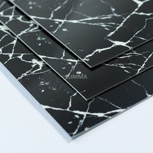3D tapete crni granit prikaz više panela iz blizine koji pružaju uvid u kombinaciju nekoliko panela samolepljive tapete za realističan zid u stilu crnog granita.