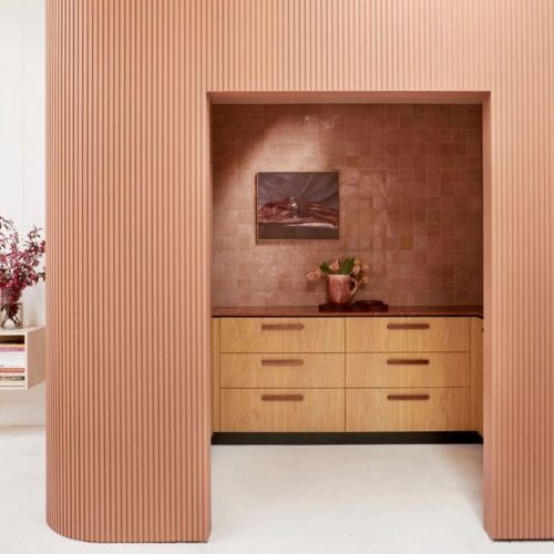 3D ravni dekorativni zidni panel LuxeFlexCoral u koralnoj boji kao dizajnerski akcenat modernog enterijera