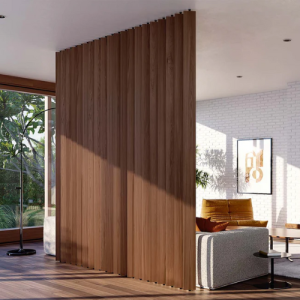 Drveni pregradni zid od rotirajućih letvica Linea Walnut u modernom enterijeru, letvicama od drveta i elegantnim dizajnom koji omogućava delimično razdvajanje prostora.