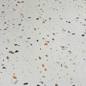 pvc panel za zid Urban Terrazzo sa dezenom u terrazzo stilu na beloj podlozi