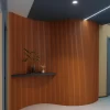 3D Dekorativni zidni paneli - Brown Horizon je fleksibilni panel koji se zahvaljujući uklopnom sistemu prilagođava i zakrivljenim, neravnim površinama poput stubova i valovitih zidova.
