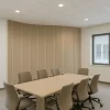 3D Dekorativni zidni paneli - Premium Beige je fleksibilni panel koji se zahvaljujući uklopnom sistemu prilagođava i zakrivljenim, neravnim površinama poput stubova i valovitih zidova.