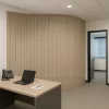 3D Dekorativni zidni paneli - Premium Beige je fleksibilni panel koji se zahvaljujući uklopnom sistemu prilagođava i zakrivljenim, neravnim površinama poput stubova i valovitih zidova.