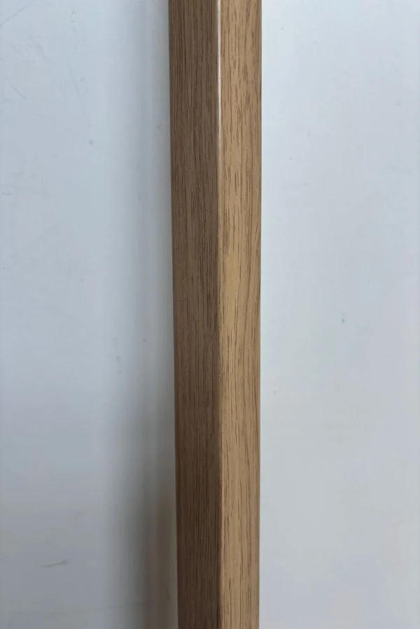 Završna (ugaona) lajsna za zidne letvice 25×25×2900mm – svetli hrast (05133)