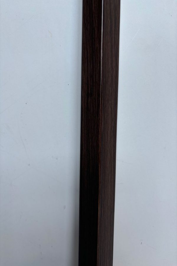 Završna (ugaona) lajsna za zidne letvice 25×25×2900mm – tamni orah (05136)